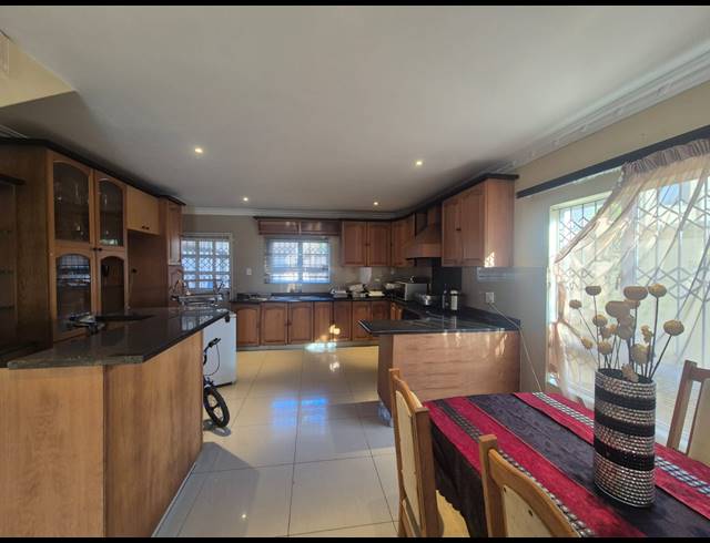 6 BEDROOM HOUSE FOR SALE IN SOMERSET PARK